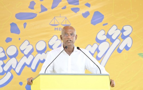 Aniyaaverikan huttuvaanamey kiyaafai e nukunnanee aniyaa kuri meehun, dhenves nukume meehun hayyaru kuraane: Raees