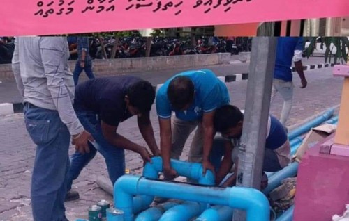 Raees Nasheed hihsaakurehvi photo ehgai Muizzu ge campaign banner akaai holhithakeh!