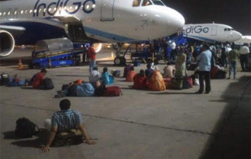 Apron mathee thibegen passengers keumun Indigo aai Mumbai Airport joorimanaa kohffi