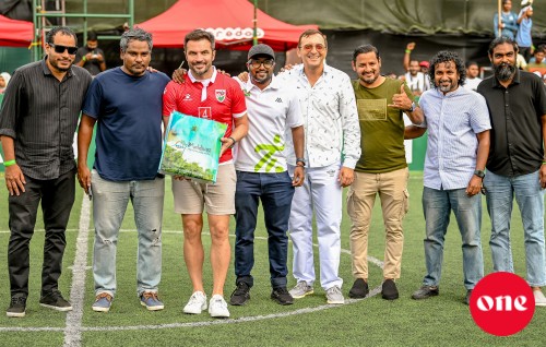 One photo: Futsal legend Falcao aaeku Tekkers resort futsal cup ah ithuru furihama kameh!