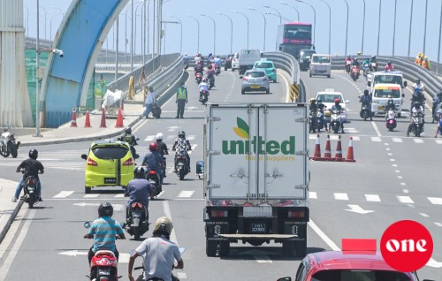 Sinamale' bridge in Male' in Hulhumale' ah dhaa falhi mirey 2 gadi irah bandhu kuranee