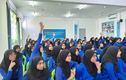 ICT dhuvas faahaga kuran BML in International Girls aa gulhigen haasa program eh baavaifi