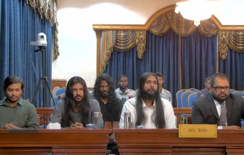 Nadheemuge maru: Shareeaiy nimendhen Nifaaz bandhukuri amuru muraajaa kuran hushahalhaafai vanee gaanoonaa hilaafah!