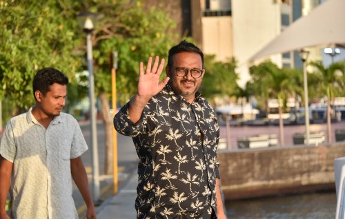 Adeeb beysfaruvaa ah Raajjeyn beyrah vadaigathumuge huhddha dheefi, varah avahah furaavadaigannavaane