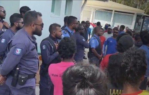 Masverin kuriyah gendhaa muzaaharaa ge there in fuluheh ge boa falhaalaifi