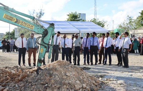 Arabiyyaa ge aa imaaraathuge nimunee 14 insahtha, anna aharuge November ah ninmeyne: Minister 