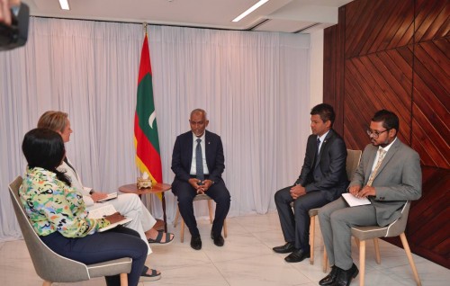 Inthikhabee Raees Dr. Muiz ge furathama safeeru bahddhaluvun ingereysi safeeraa eku