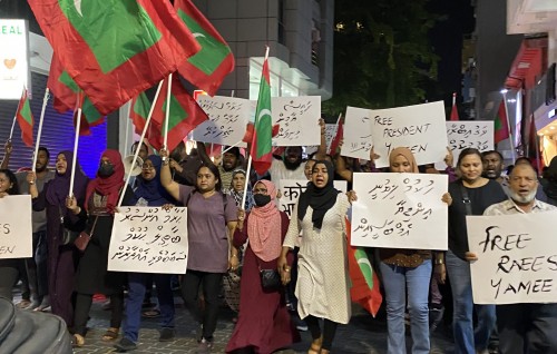 Idhikolhu muzaaharaain rey hayyaru kuri  enmen dhookohlaifi