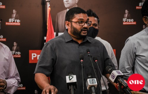 Angaara dhuvahu Raees Yameen minivan vaane: Ghassaan
