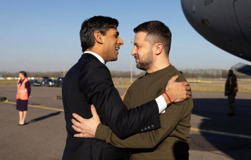 Zelensky arrives in UK for surprise meeting with Sunak