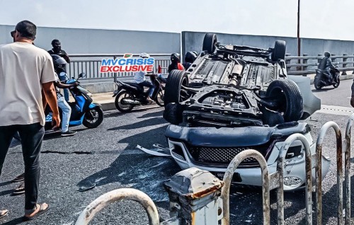 Car eh furolhaalai nurakkaatheri accident eh, meehakah aniyaa eh nuvey