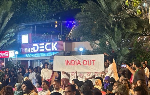 Idhikolhu jalsa gai 'India Out' banner dhemumun faadukiyumaai thuhumathu!