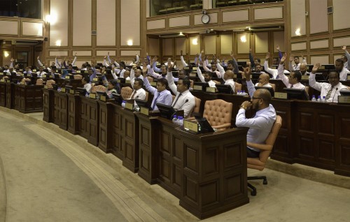 Bodu hiyaanaaiy: Party badhalu kurumashaai gaanoonu asaasee islaahu kurumah Majlis memberunnah ethah faisaa eh!