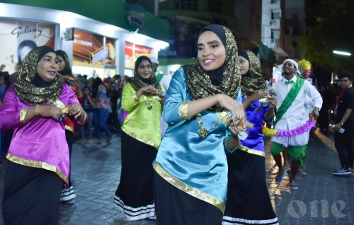 Fulhandhu buraai parade himeneyhen minivan dhuvas faahaga kuran gina harakaaiy thakeh