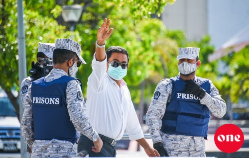 Raees Yaameenge Account thah Freeze kurumaabehey massalaiga, dhen onnaanee gotheh kandaelhun: Fandiyaaru Soodh