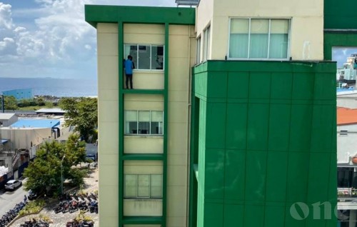 Window cleaner without safety on the seventh floor of Finance Ministry