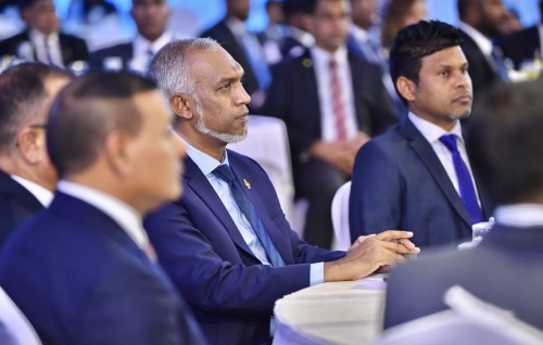 Rayyithunnah liben onna mussan'dhi kamah huras alhaigen nuvaane, e furusathu nudheynan: Raees