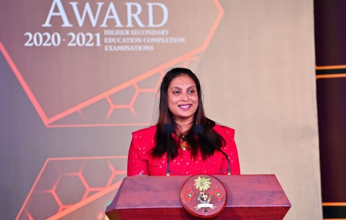 Molhu, thoonu fili kudhin teacher in ah nuvaa nama, award libey kudhin madhuvaane: Minister