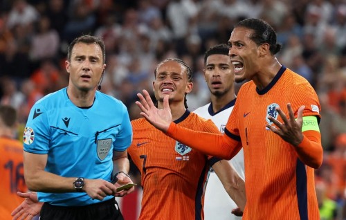Mifaharu ves England ah referee dhinee hadhiyaa eh tha?