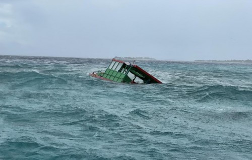 Fuel boat traveling with three sinks