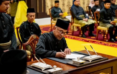 Adhuge dhuniye: Malaysia ge leadarunnah enme molhugothakee Anwarah furusathudheegen keitherivegen thibumeve.