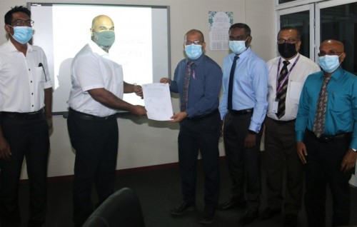 NIC ge kureege Raees, Maaniu ah siyaasee party eh ufehddhumuge huddha dheefi