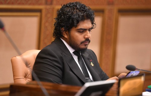 Editor Moosa Latheef aa dhekolha Azan anburuge dhauvaa kohfi