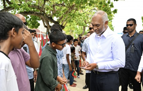 President concludes trip to Huvadhu Atoll and returns to Male'