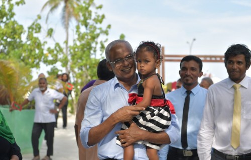 Kudakudhin ge haga thah himaayai kohdhee, aniyaa in rahkaatheri kurumakee enmenge zinmaa eh: Raees
