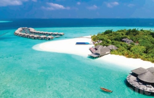 JA Manafaru being monitored after sample collection from Maldivian for COVID testing