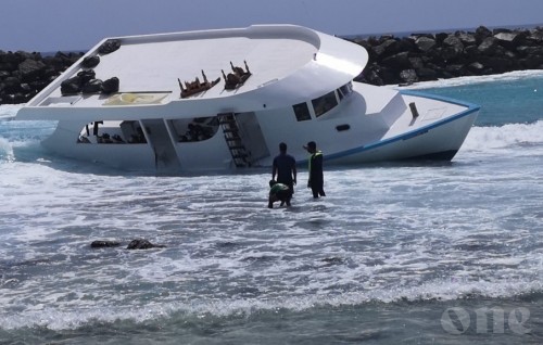 Diving boat crashed on Fuvahmulah sea wall