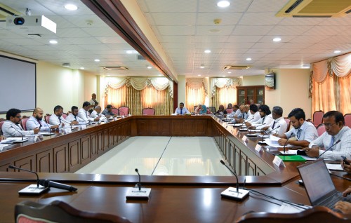 Finance minister aai auditor general aai governor maadhamaa budget committee ah