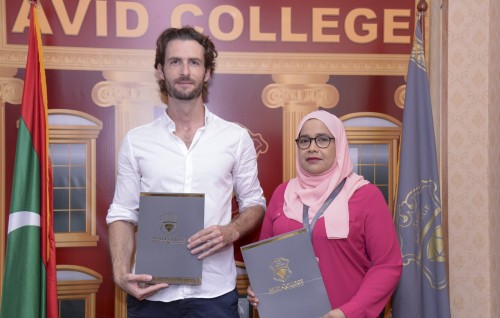 Avid college in French bass kiyavaidhenee