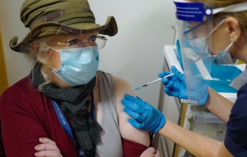 UK gai furathama hafthaa therey gai 130,000 ahvvure gina meehunah vaccine dheefi