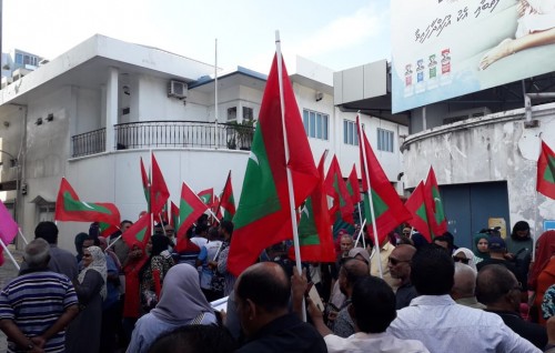 Raees Yaameen ge supporters Criminal Court sarahadhugai muzaaharaa kuranee