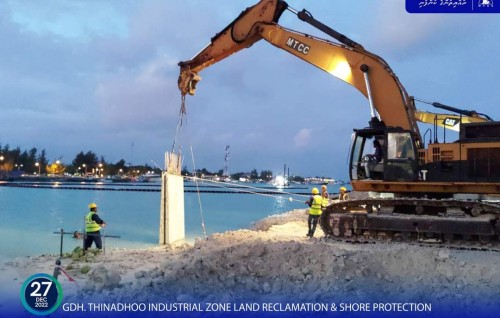 Thinadhoo sinaaee sarahadhuge bin hikkumuge mashroou ge dhashun revetment jahan fashaifi