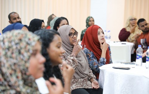 Raajjeygai furathama faharah sign language ge certificate level course eh fashanee 