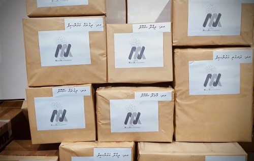 Dhangethee dhaairaage school thakah edhaairaage member Colonel Nazim 14,000 mask hadhiya kurahvvaifi