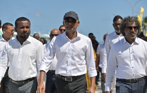 Vaudheh viyya evaudheh fuhddhai dheynan: Raees