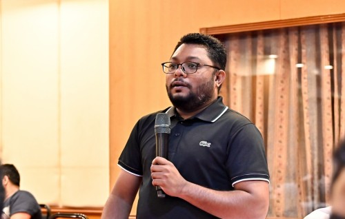 Azmeen, Valencia ge hingaa gavaaidhaahilaaf kanthahthakeh koffaivaathee hushahelhi massala nubelunu