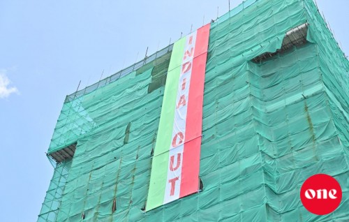 India Out banner ge massalaigai Yameen hushahelhuvvi dhauvaa kuriah gendheven neiy kamah hukum koffi