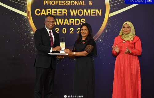 WIM maldives ge ''firihen champion'' award Azim ah