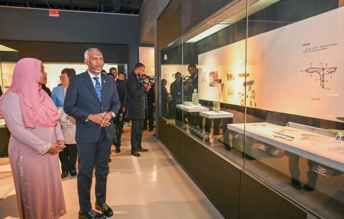 Photo: Raees ge dhekan'balun china ge fujian museum ah ziyaaraiy kurevvun