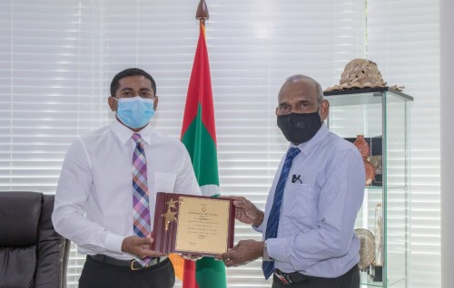 Kulhivaraabehey gaumee Majlis aai gaumee jamihyaathakuge inthihaabuthah EC in baavvaa gothah gaanoonu islaahu koffi
