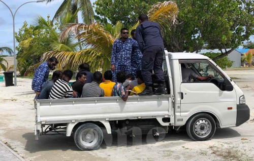 Enburi gaumah dhaan beynun bidheyseennah faseyha inithizaam thakeh hamajassaifi