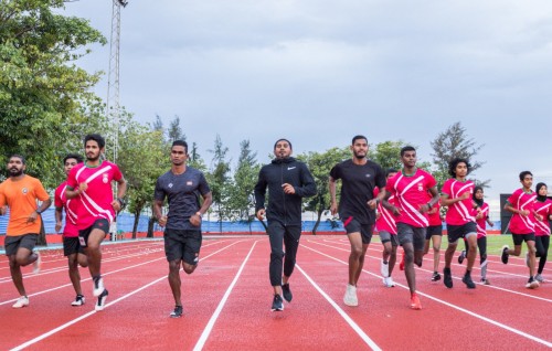 Veli track synthetic ah, Aanmunnah hulhuvaalan thayyaarukoh Minister aai athlete in track ah!