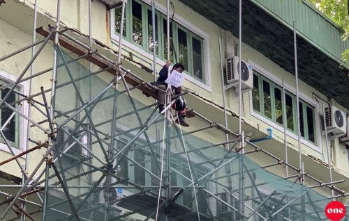 Father climbs steel support of Huravee Buildings, calls for justice for son’s death