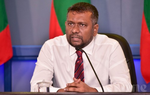 13 members sarukaara gendhiyaee Raees azulu kohfaane thee, e vaahaka dhehkee samaasaa akah: Fayyaz