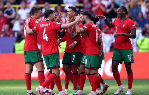 Portugal cruise past Turkey to reach last 16