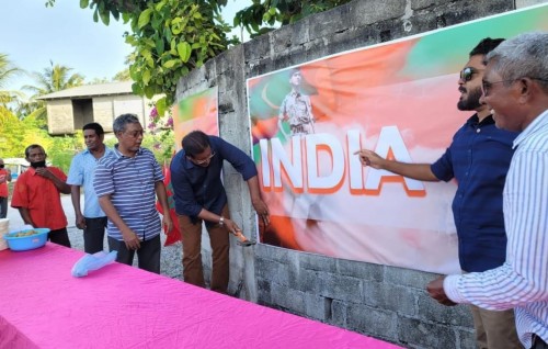 India Out campaign gai Shaheed Hussain Adam ge photo beynun kuraathee faadukiyun